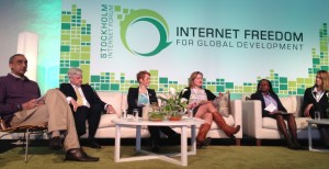 Parminder Singh, Tim Unwin, Anna-Karin Hatt, Rebecca MacKinnon, Grace Githaiga och Anne Jellema i panelen på Stockholm Internet Forum.