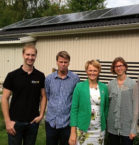 It- och energiminister Anna-Karin Hatt tillsammans med Mårten och Camilla Eckedahl och vice ordförande i Svensk Solenergi Lars Hedström.