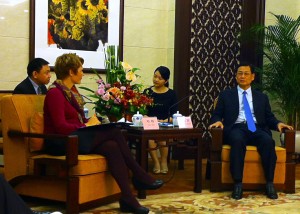 Anna-Karin Hatt i möte med Guangdongs viceguvernör Chen Yungxian