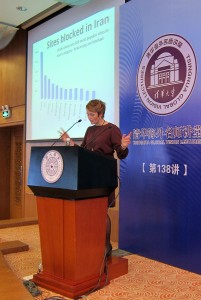 Anna-Karin Hatt håller föreläsning om öppna nät på Tsinghua-universitet i Peking.