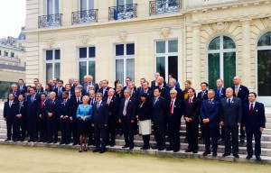 Samtliga energiministrar samlade för så kallat familjefoto utanför OECD:s högkvarter i Paris.