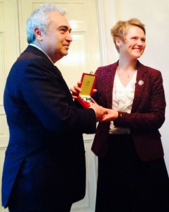 Anna-Karin Hatt överlämnar Nordstjärneorden till Dr Faith Birol, chefsekonom för den internationella energiorganisationen IEA.[/